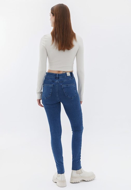 Skinny-Fit Pantolon ve Crop Tişört Kombini