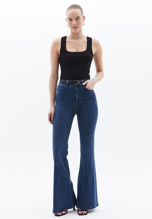 Flare Pantolon ve Oversize Tişört Kombini