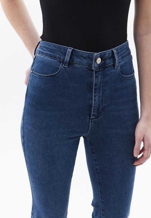 Flare Pantolon ve Oversize Tişört Kombini
