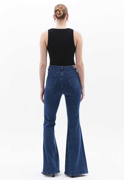 Flare Pantolon ve Oversize Tişört Kombini