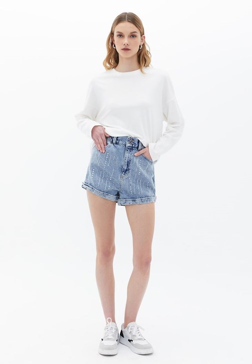 Cepli Gömlek ve Mini Denim Şort Kombini