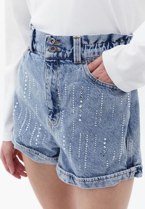 Cepli Gömlek ve Mini Denim Şort Kombini