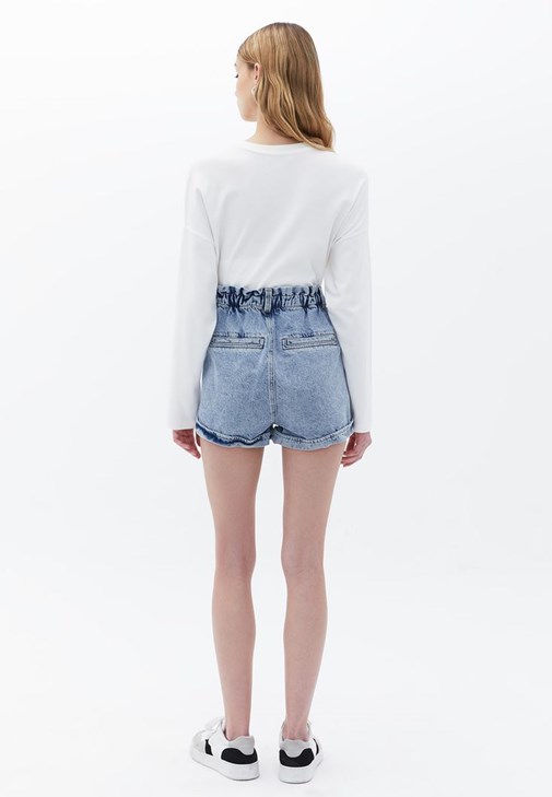 Cepli Gömlek ve Mini Denim Şort Kombini