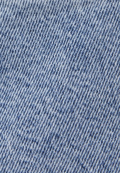 Cepli Gömlek ve Mini Denim Şort Kombini