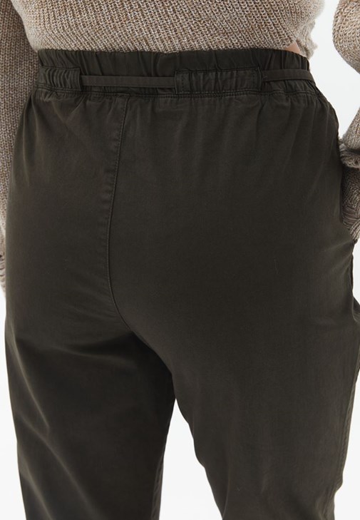 Carrot-Fit Pantolon ve Kazak Kombini