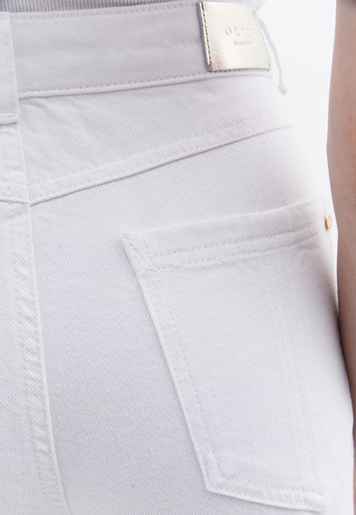 Düğmeli Pantolon ve Halter Yaka Atlet Kombini