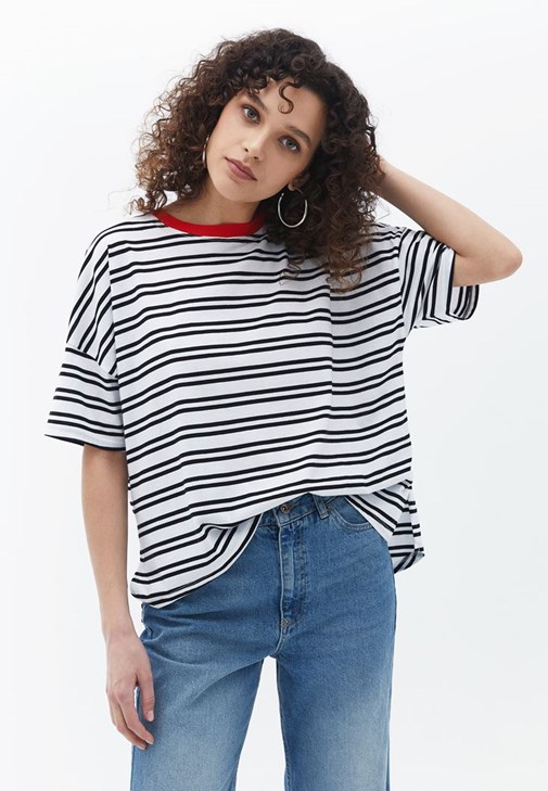 Oversize Tişört ve Wide-Leg Pantolon Kombini