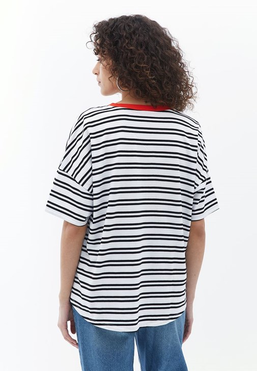Oversize Tişört ve Wide-Leg Pantolon Kombini