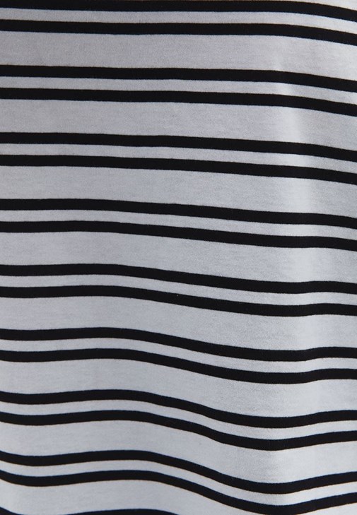 Oversize Tişört ve Wide-Leg Pantolon Kombini