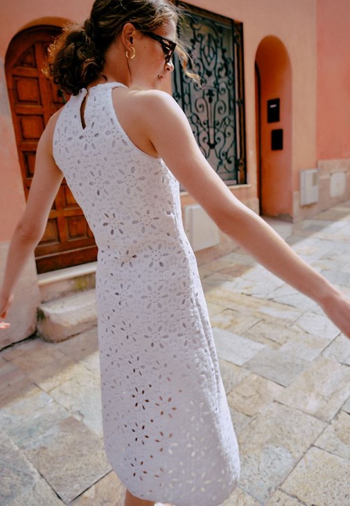 Halter Yaka Nakışlı Elbise ve Terlik Kombini