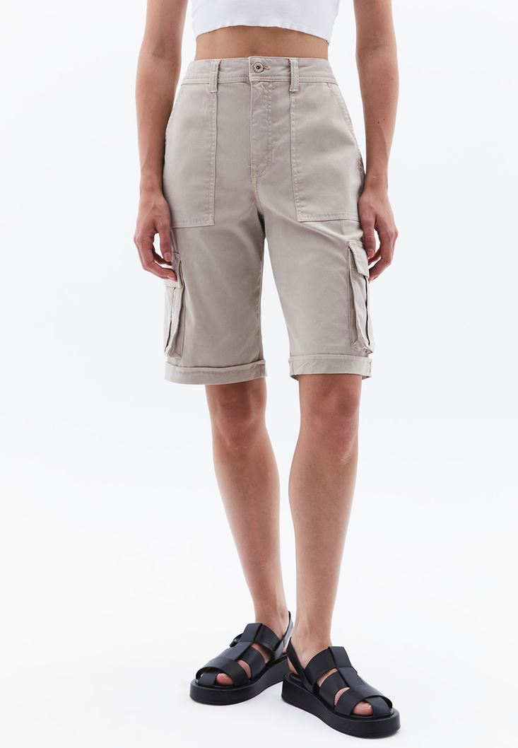 Women Beige Mid Rise Cargo Shorts with Belt