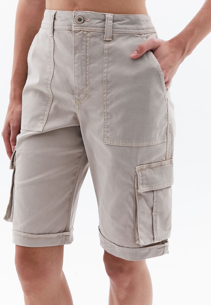Women Beige Mid Rise Cargo Shorts with Belt