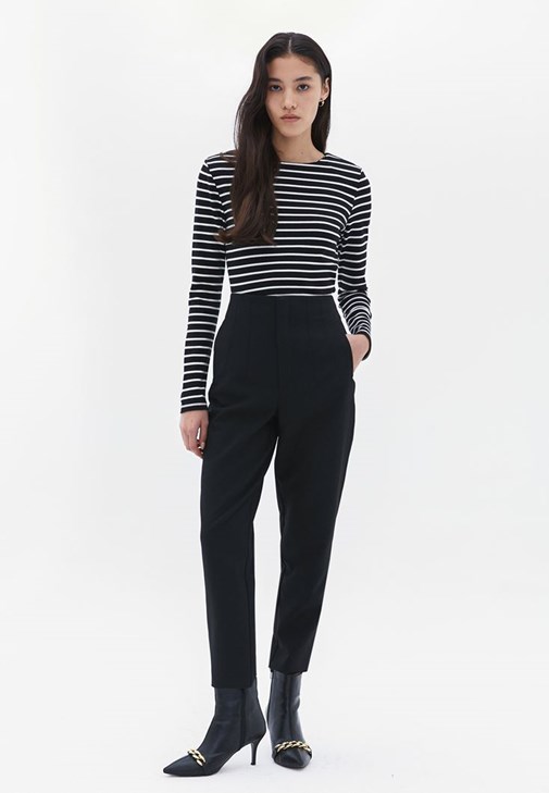 Crop Bluz ve Carrot-Fit Pantolon Kombini