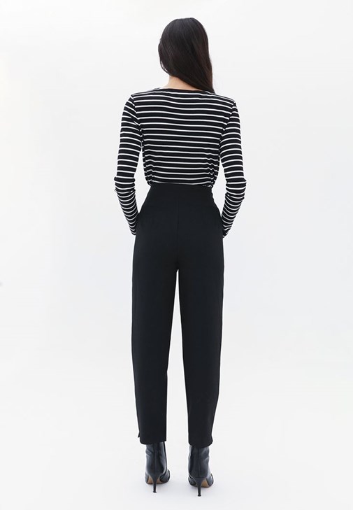 Crop Bluz ve Carrot-Fit Pantolon Kombini