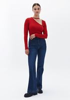 Asimetrik Yaka Crop Top ve Denim Pantolon Kombini