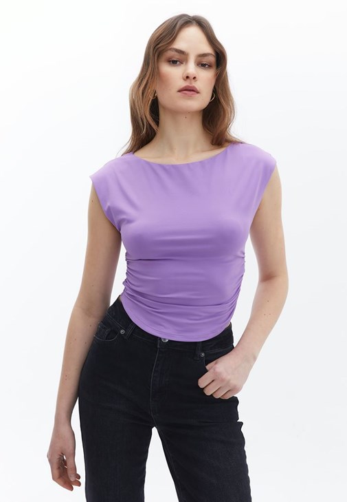 Büzgülü Tişört ve Mom-Fit Pantolon Kombini