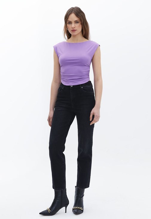 Büzgülü Tişört ve Mom-Fit Pantolon Kombini