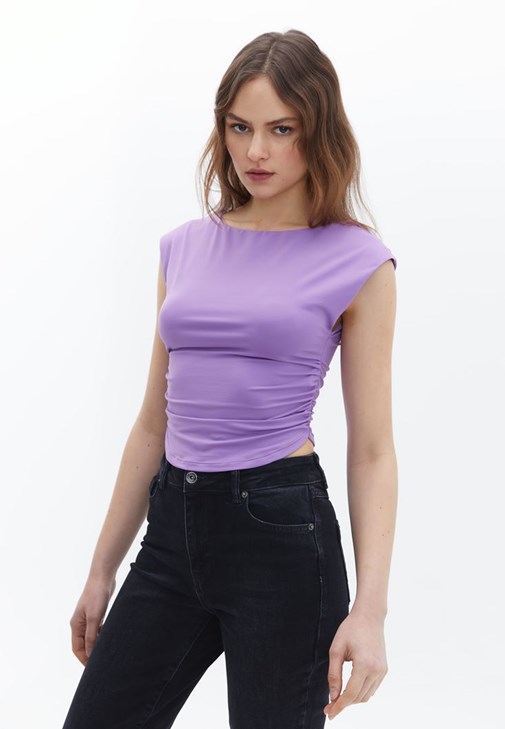 Büzgülü Tişört ve Mom-Fit Pantolon Kombini