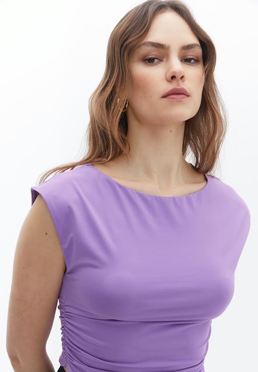 Büzgülü Tişört ve Mom-Fit Pantolon Kombini