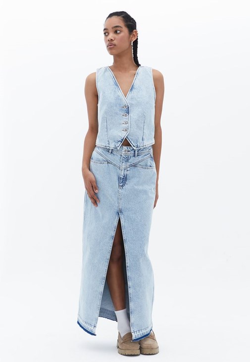 Uzun Etek ve Denim Yelek Kombini