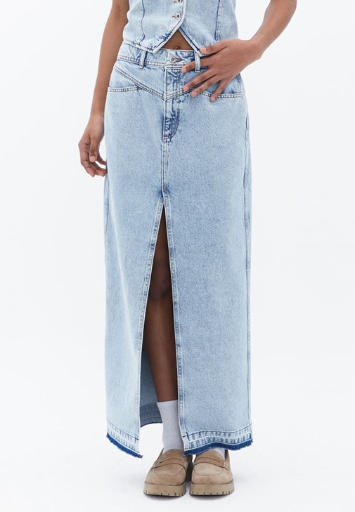 Uzun Etek ve Denim Yelek Kombini