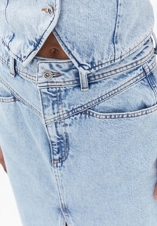 Uzun Etek ve Denim Yelek Kombini