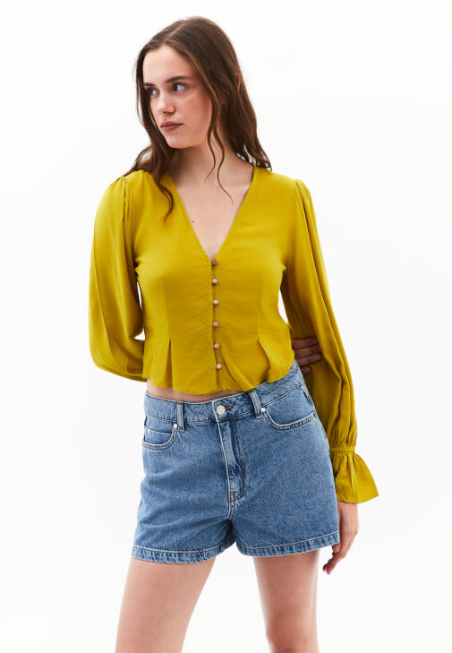Düğmeli Crop Bluz ve Uzun Çizme Kombini