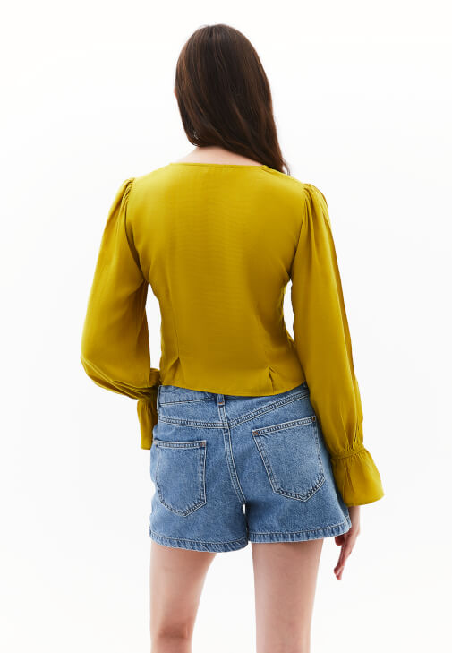 Düğmeli Crop Bluz ve Uzun Çizme Kombini