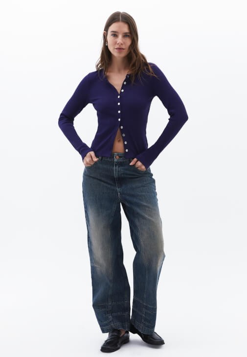 Düğme Detaylı Tişört ve Baggy-Fit Pantolon Kombini