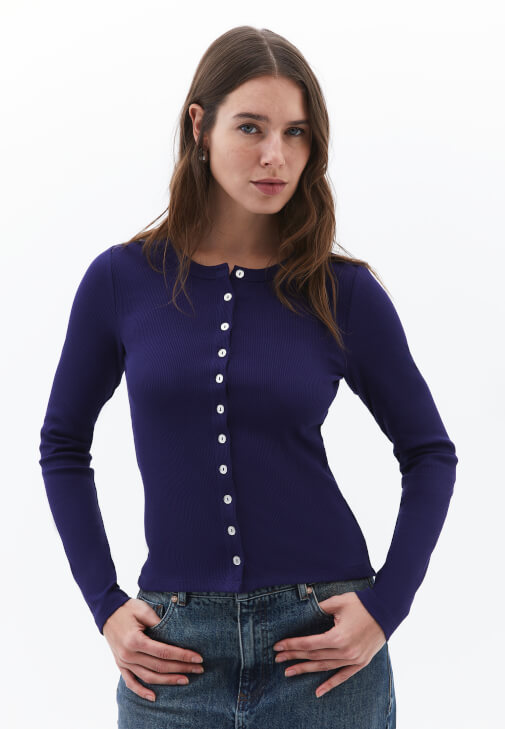 Düğme Detaylı Tişört ve Baggy-Fit Pantolon Kombini