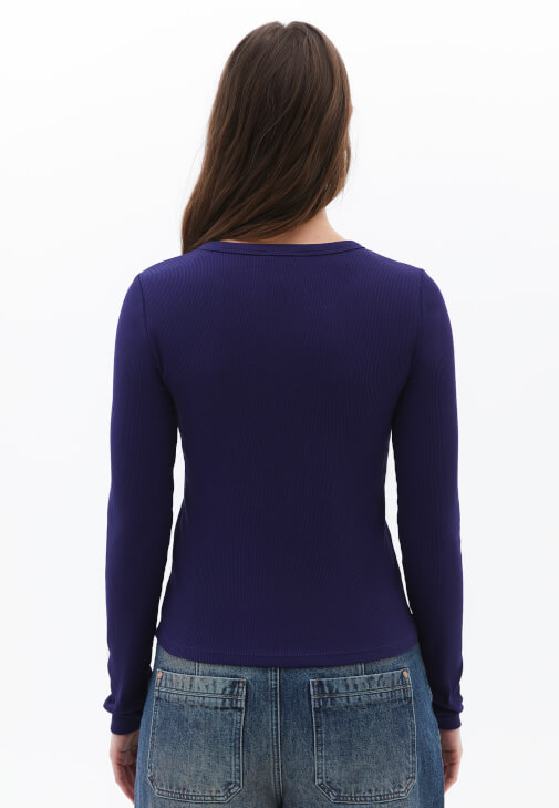 Düğme Detaylı Tişört ve Baggy-Fit Pantolon Kombini