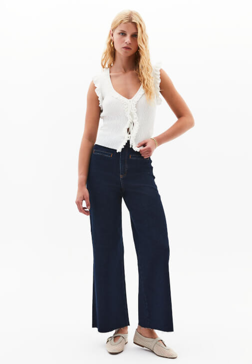 Wide-Leg Denim Pantolon ve Fırfırlı Bluz Kombini