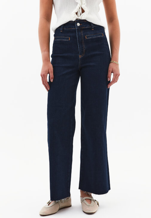 Wide-Leg Denim Pantolon ve Fırfırlı Bluz Kombini