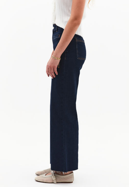 Wide-Leg Denim Pantolon ve Fırfırlı Bluz Kombini