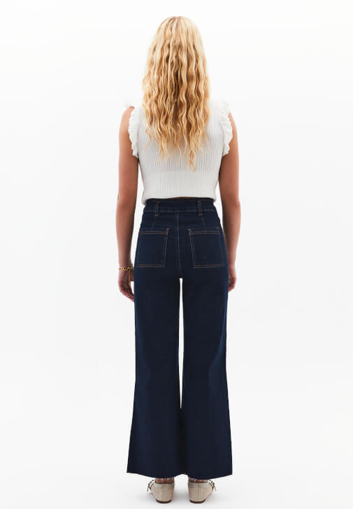 Wide-Leg Denim Pantolon ve Fırfırlı Bluz Kombini