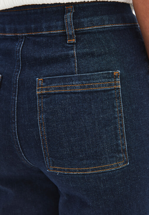 Wide-Leg Denim Pantolon ve Fırfırlı Bluz Kombini