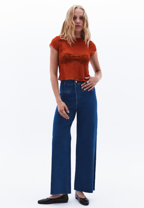 Wide-Leg Pantolon ve Dantel Tişört Kombini