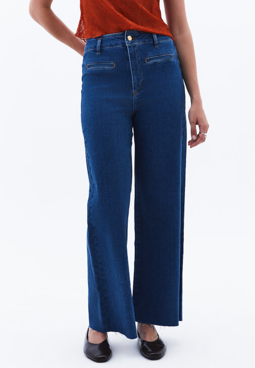 Wide-Leg Pantolon ve Dantel Tişört Kombini