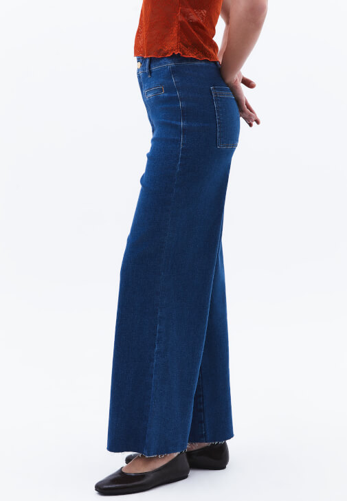 Wide-Leg Pantolon ve Dantel Tişört Kombini