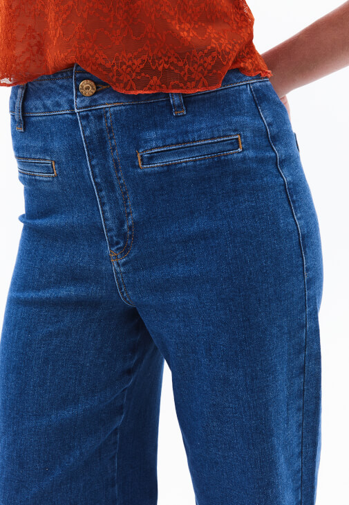 Wide-Leg Pantolon ve Dantel Tişört Kombini