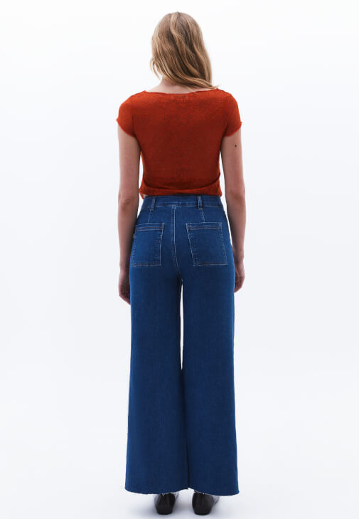 Wide-Leg Pantolon ve Dantel Tişört Kombini