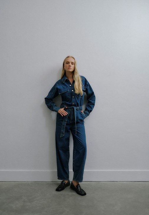 Kemerli Denim Tulum	ve Çanta Kombini