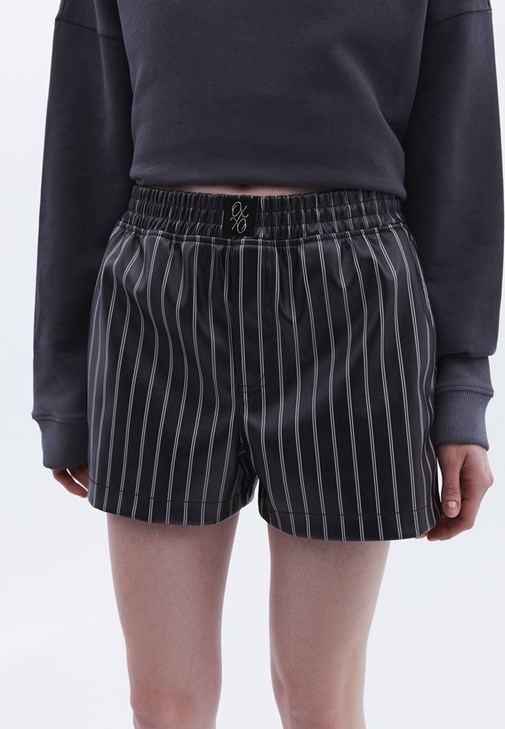 Vegan Deri Şort ve Sweatshirt Kombini