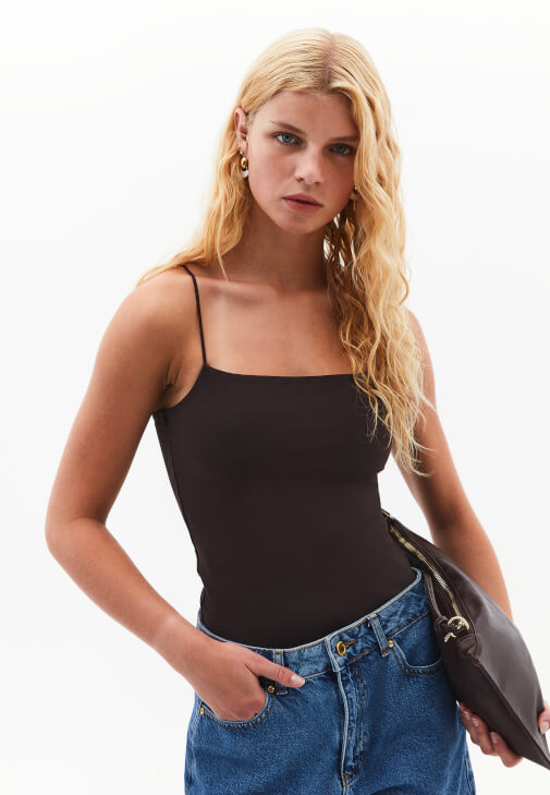 Modal Atlet ve Denim Şort Kombini