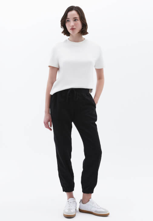 Tencel Jogger Pantolon ve Bot Yaka Tişört Kombini