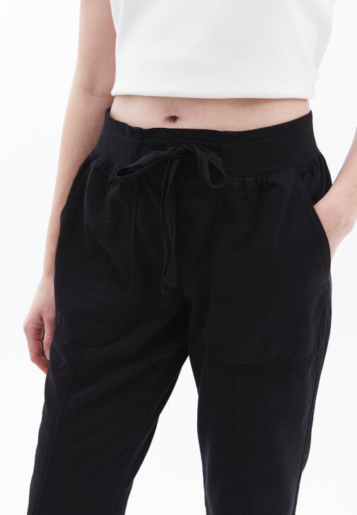 Tencel Jogger Pantolon ve Bot Yaka Tişört Kombini
