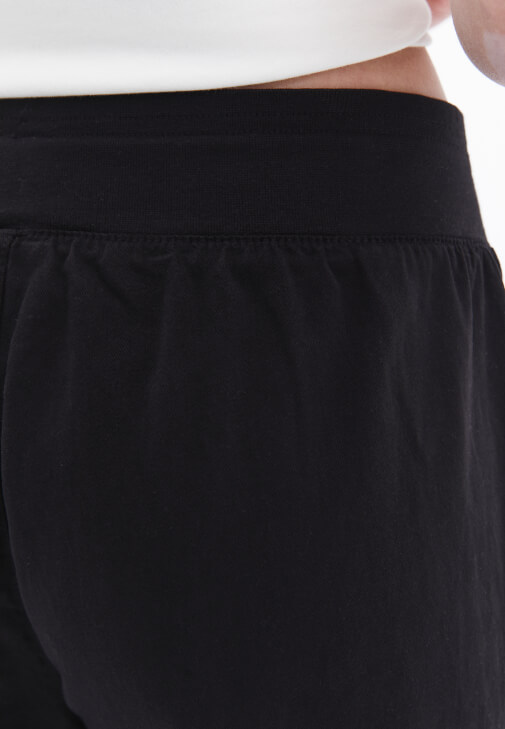 Tencel Jogger Pantolon ve Bot Yaka Tişört Kombini