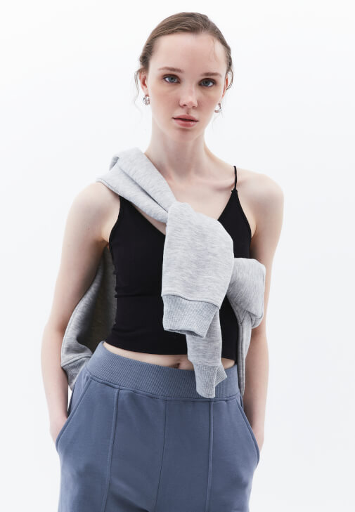 İnce Askılı Atlet ve Straight-Fit Pantolon Kombini