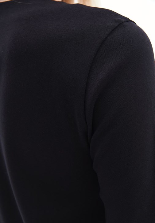 Aksesuar Detaylı Tişört ve Pantolon Kombini