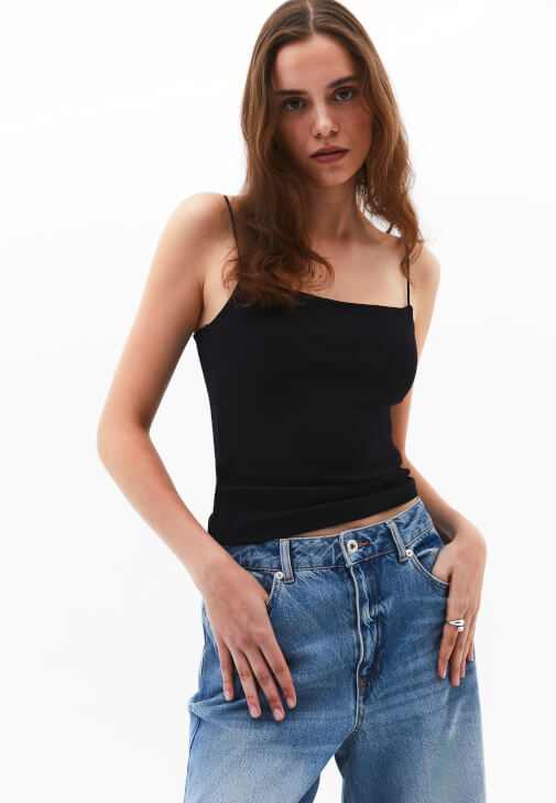 Pamuklu Askılı Atlet ve Wide-Leg Denim Kombini